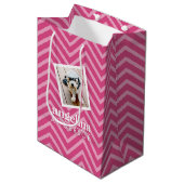 Foto met Chevron Pattern en aangepaste naam Medium Cadeauzakje (Voorkant Gekanteld)