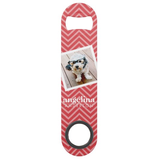 Foto met de aangepaste naam Red Chevron Pattern Speed Flessenopener (Voorkant)