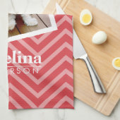 Foto met de aangepaste naam Red Chevron Pattern Theedoek (Quarter Fold)