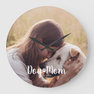 Foto met 'Dog Mom Established' Schrift Grote Klok
