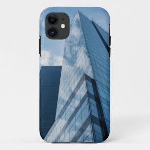 foto met lage hoek van de hogedrukgebouwen iPhone 11 hoesje