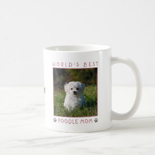 Foto met roze grijze pootafdrukken van de beste po koffiemok