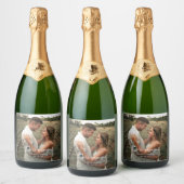 Foto modern script We zijn Engaged Party Sparkling Wijnetiket (Flessen)