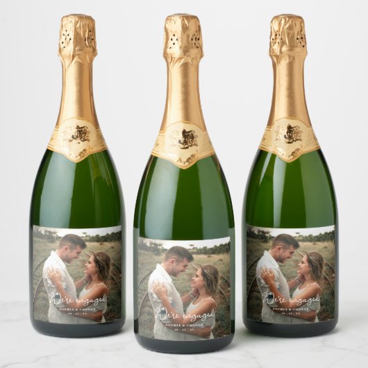 Foto modern script We zijn Engaged Party Sparkling Wijnetiket (Flessen)