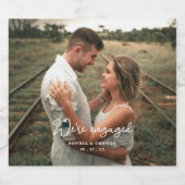 Foto modern script We zijn Engaged Party Sparkling Wijnetiket (Enkel label)