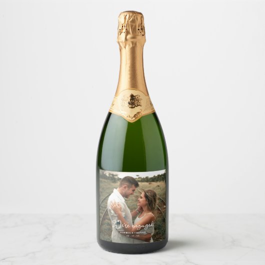 Foto modern script We zijn Engaged Party Sparkling Wijnetiket (Voorkant)