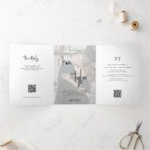 Foto namen script bruiloft RSVP details QR code Drieluik Uitnodiging (Binnen)