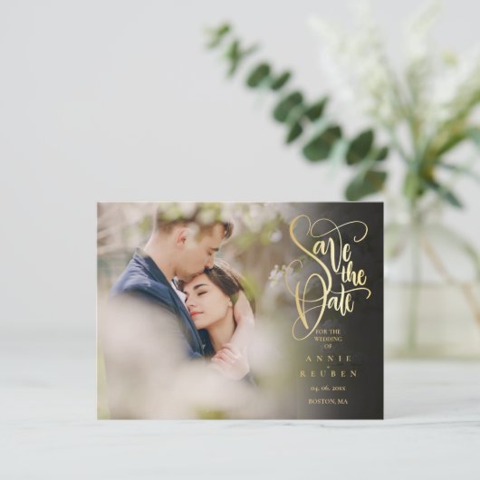 Foto Opslaan De Datum Modern Elegant Goud Script Briefkaart (Staand voorkant)