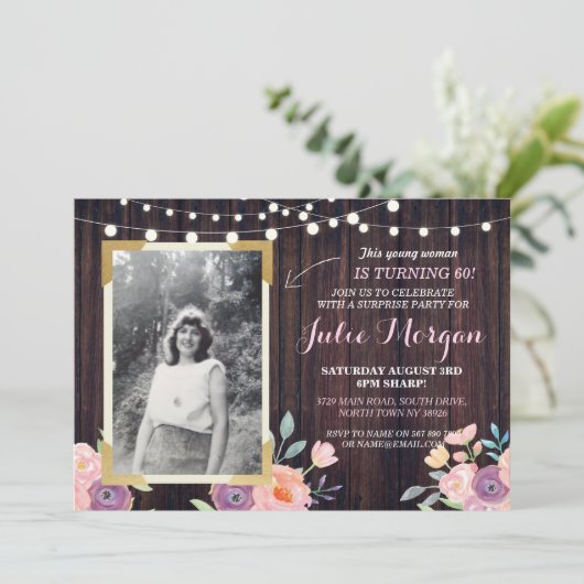 Foto Roze Birthday Floral Rustic Wood Invitations Kaart (Staand voorkant)
