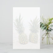 Foto van 2 ananassen op een strand (Staand voorkant)