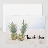 Foto van 2 ananassen op een strand bedankkaart (Voorkant / Achterkant)