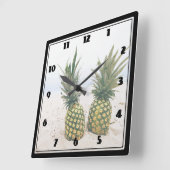 Foto van 2 ananassen op een strand vierkante klok (Hoek)