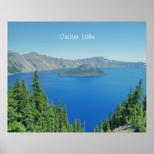 Foto van Blauw Water en Alpenbomen bij Crater Lake Poster