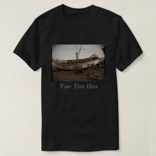 foto van boot - en kreeftenpotten op het strand t-shirt