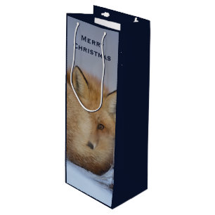 Foto van Cute Little Fox gekrompen in Winter Wijn Cadeautas