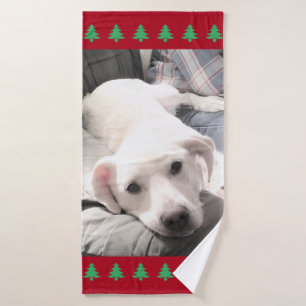 Foto van Cute White Dog Red met kerstbomen Badhanddoek