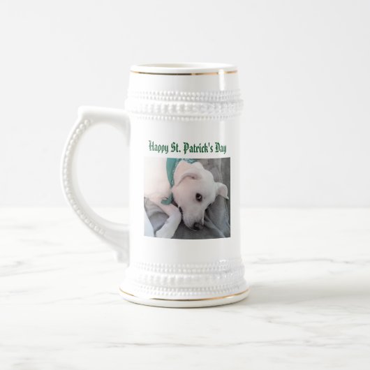 Foto van Cute White Puppy Dog St. Patrick's Day Bierpul (Links)