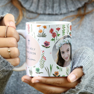Foto van de eerste heilige communie met wilde bloe koffiemok