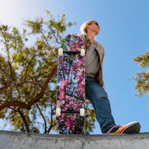 Foto van de roze bloeiende hondhout skateboard