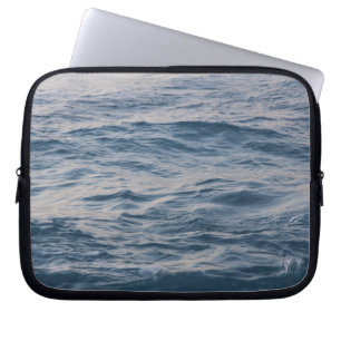 Foto van dichtbij van rimpels in zeewater - laptop sleeve