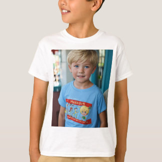 Foto van een 6-jarige jongen, blond, brat, onaange t-shirt