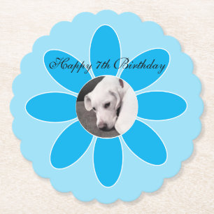 Foto van een knuffelbare puppy in een blauwe bloem kartonnen onderzetters