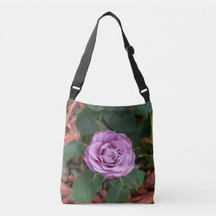 Foto van een lavender gekleurd roos op een crossbody tas