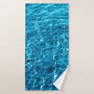 Foto van een macrolepel blauw, helder zee water badhanddoek