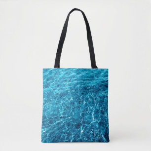 Foto van een macrolepel blauw, helder zee water draagtas