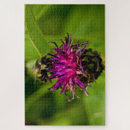 Foto van een mooie paarse bloem met honingbij legpuzzel