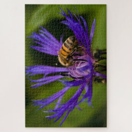 Foto van een mooie paarse bloem met honingbij legpuzzel