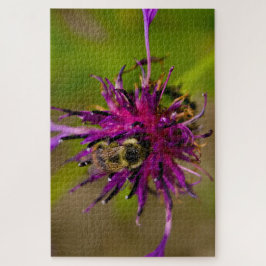 Foto van een mooie paarse bloem met honingbij legpuzzel