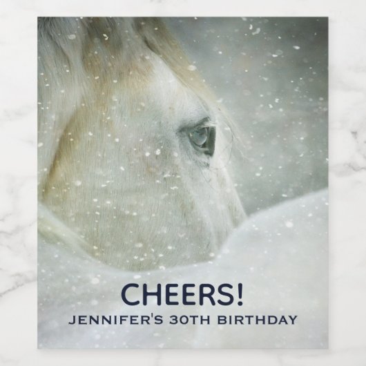 Foto van een mooie witte paard verjaardag wijn etiket (Enkel label)