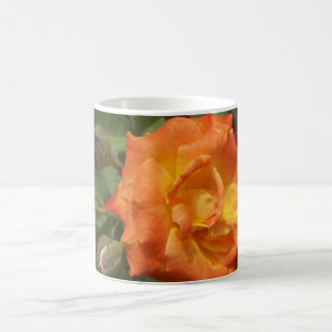 Foto van een oranje roos en rosebuds koffiemok