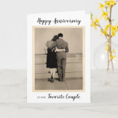  foto van een paar dat Jubileum omarmt Kaart (Gele Bloem)