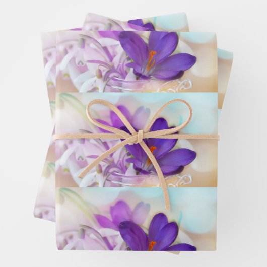 Foto van een  Paarse Spring Crocus Patterned Inpakpapier Vel (In situ)