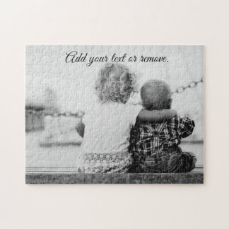 Foto van een peuterzuster die haar baby broer omhe legpuzzel