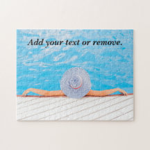 Foto van een vrouw die ontspannen is in een zwemba