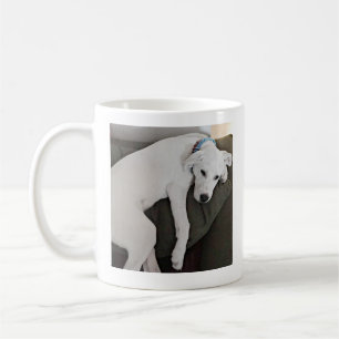 Foto van geëxtrudeerde puppy Dog die van de stoel Koffiemok