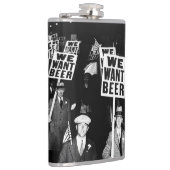Foto van het Beer Protest van 1950  Heupfles (Rechts)