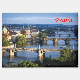 Foto van het stadsgezicht van Praag en beroemde br Magneet