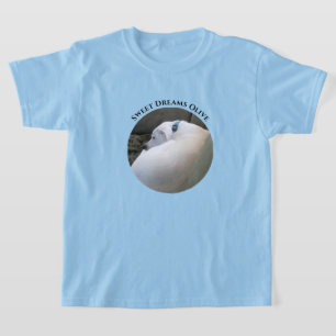 Foto van knappe puppyhond slapend blauw t-shirt