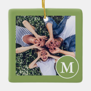 Foto van modern groen en wit monogram keramisch ornament