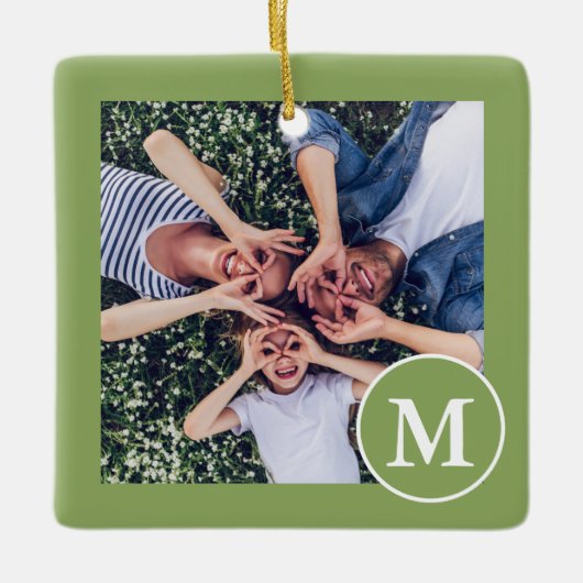 Foto van modern groen en wit monogram keramisch ornament (Voorkant)