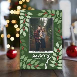 Foto van moderne bessen met eucalyptustakken Kerst Feestdagenkaart