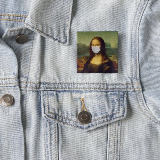 Foto van Mona Lisa Lapel Button in een kolossale w (In situ)