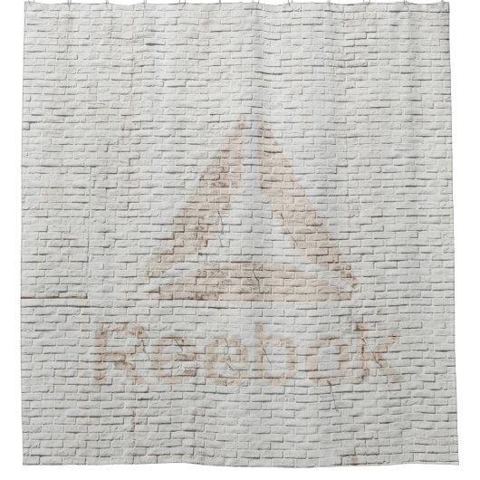 Foto van Reebok op de muur Douchegordijn (Voorkant)