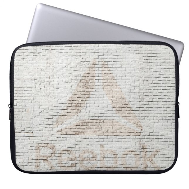Foto van Reebok op de muur Laptop Sleeve (Voorkant)