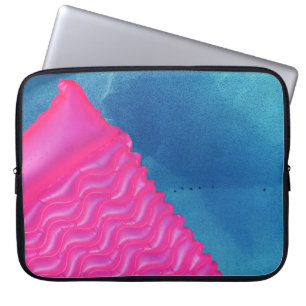 Foto van roze opblaasbare speelgoed laptop sleeve