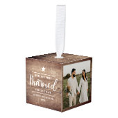 Foto van Rustic Wood: eerste kerstfeest Kubus Ornament (Voorkant hoekig)